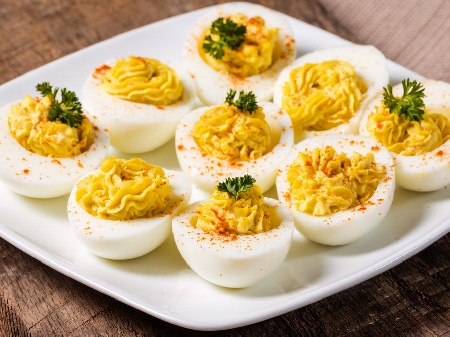Пълнени яйца с майонеза, чесън, магданоз и подправки - снимка на рецептата